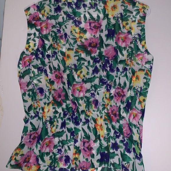 Victoria’s Secret Small sleeveless floral blouse buttons down front - Picture 5 of 5